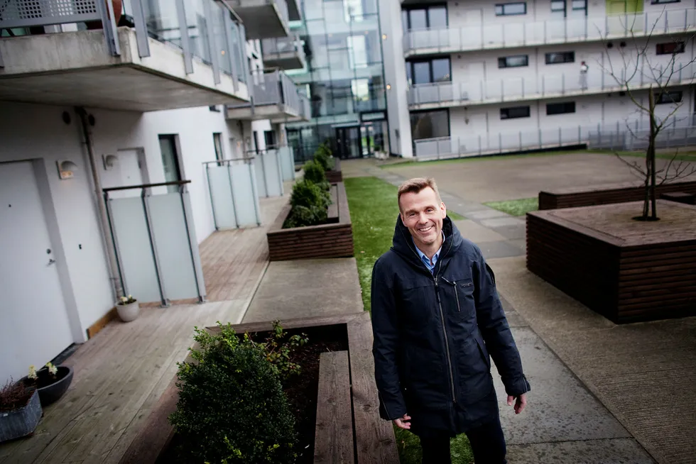 – Vi opplever at flere som har ventet med å selge nå begynner å komme på banen, sier Lars Sigve Berg, daglig leder ved DNB Eiendom i Sandnes. Foto: Tomas Larsen