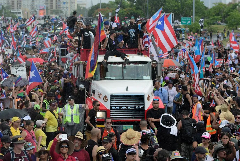 Demonstranter fylte opp hovedfartsåren gjennom San Juan mandag med krav om at guvernør Ricardo Rosselló må gå av. Foto: AP / NTB scanpix