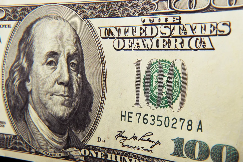 En amerikansk hundredollarseddel, ofte kalt «Benjamin», etter portrettet av Benjamin Franklin, vitenskapsmann, oppfinner, og en av forfedrene til Den amerikanske revolusjonen og dannelsen av De Forente Stater (USA).