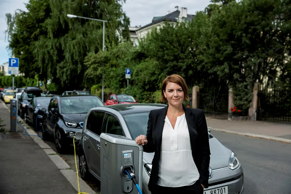 Christina Bu, generalsekretær i Norsk elbilforening, mener politikerne må planlegge ladeinfrastruktur for det store antallet elbiler som kommer de nærmeste årene. Foto: Fredrik Bjerknes