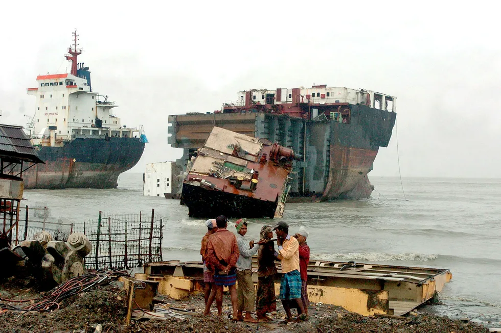 Det stilles stadig flere og strengere krav til hvordan skip skal resirkuleres. Disse kravene blir ikke bare stilt av banker, investorer og kunder, men kommer også fra rederibedriftene selv, og andre interessenter. På denne måten presses aktører til å skrape skip på en måte som ikke setter liv, helse og miljø i fare. Her fra stranden Chittagong i Bangladesh hvor skip ligger klar til opphugging.