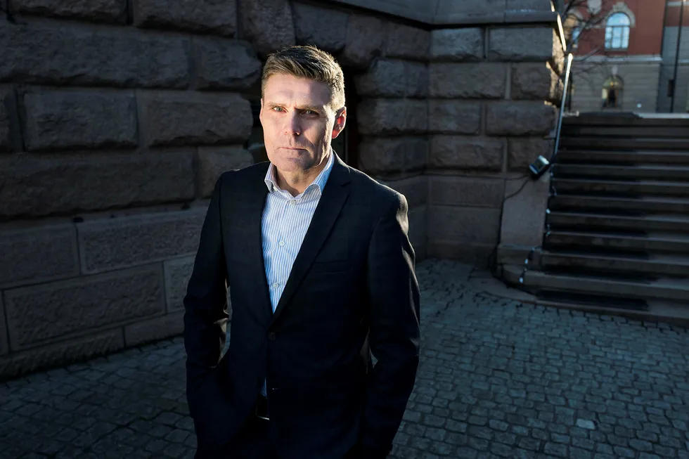 Statssekretær Geir Olsen (V) i Finansdepartementet sier forbrukerne må sjekke leverandørene nøye før de plasserer sparepengene sine. Foto: Fredrik Solstad