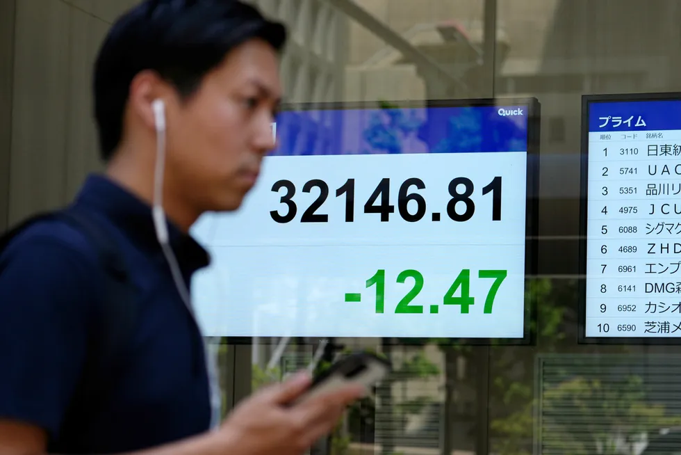 Nikkei-indeksen ved Tokyo-børsen har falt svakt mandag morgen. Utenlandske investorer flokker til japanske aksjer. For første gang siden 2017 er det større nettoinvesteringer i japanske aksjer enn kineiske fra utenlandske investorer, ifølge Goldman Sachs.