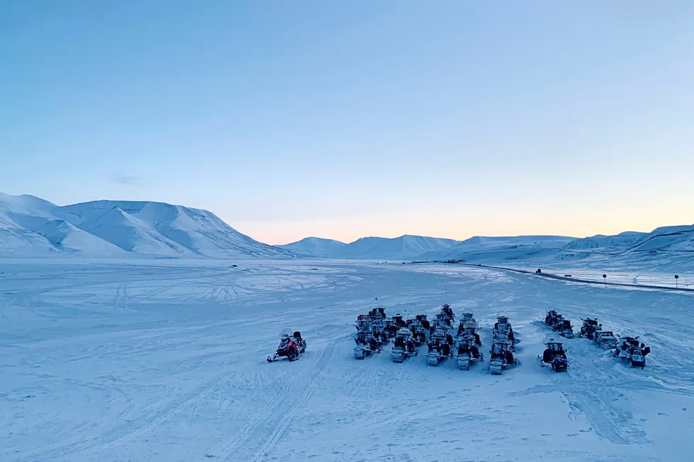 Snøscooterne blir etterlatt delvis nedsnødd når turistene uteblir. I et par hundre år har Svalbard levd på turister og kull, men nå er det krise på begge fronter samtidig.