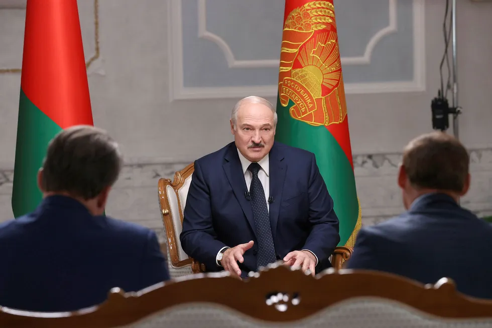 Hviterusslands president Aleksandr Lukasjenko intervjues av russiske medier.