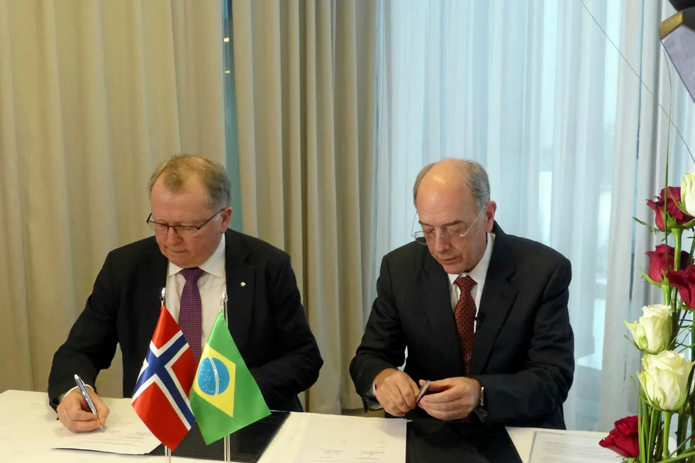 Agreed: Roncador deal signing in Oslo between Statoil’s Eldar Saetre and Petrobras’ Pedro Parente
