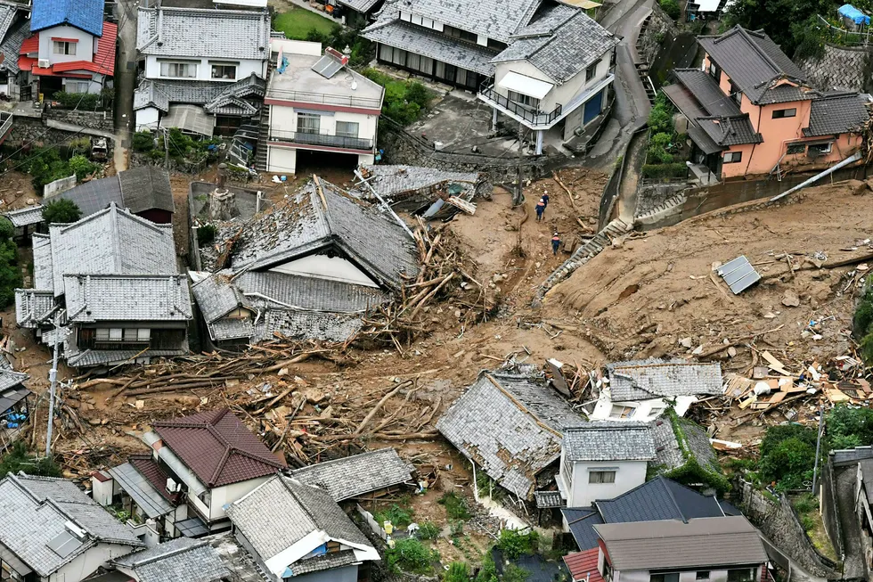 Storflommen i Japan har etterlatt seg en rekke ødelagte hus i byen Kure. Foto: Koji Harada/Kyodo News/AP/NTB Scanpix
