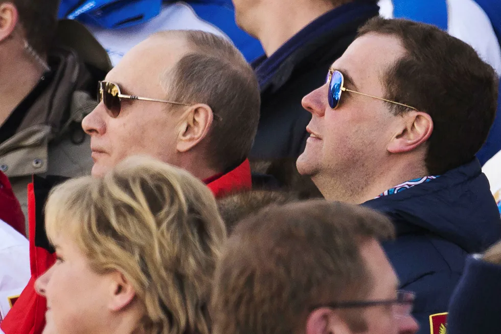 Erna Solberg (foran til venstre) og Vladimir Putin møttes under OL i Sotsji i 2014. Nå reiser Solberg tilbake til Russland. Til høyre statsminister Dmitrij Medvedjev