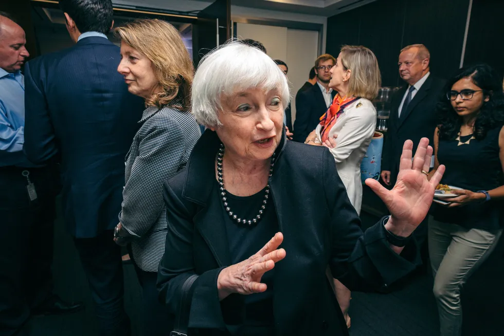 Den amerikanske finansministeren Janet Yellen signaliserte i en tale tirsdag at det kan bli aktuelt med omfattende statlige garantier for å hindre at kunder tar ut pengene fra flere banker.