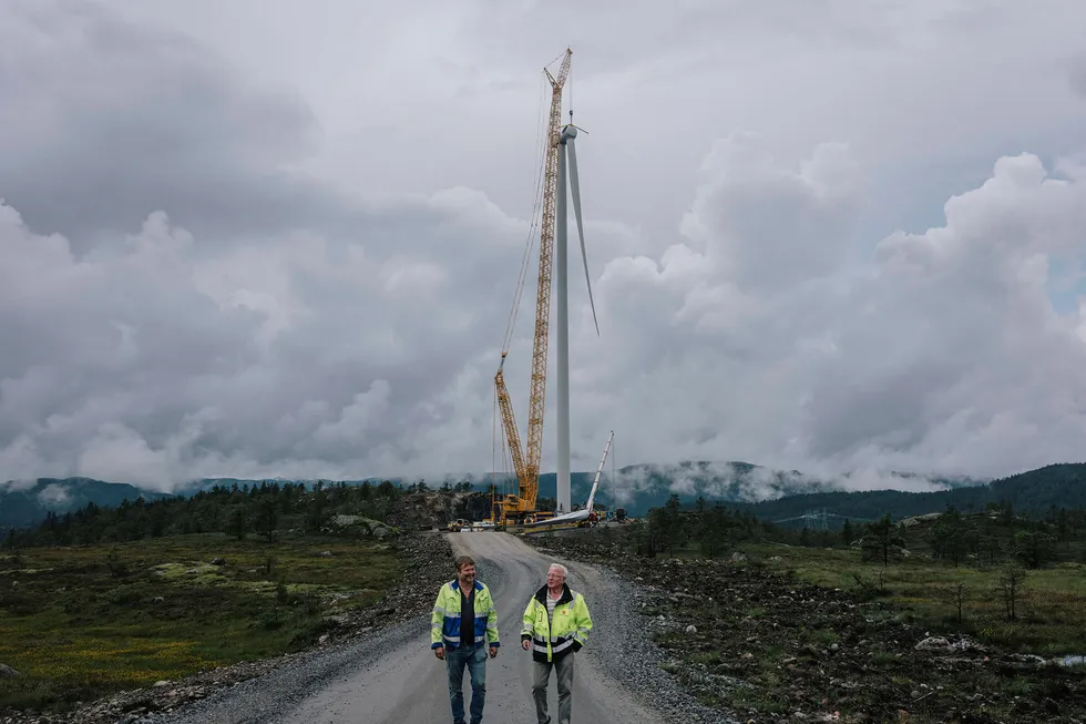 Tonstad Vindpark skal bestå av 51 turbiner. Hver av dem er 200 meter fra bakken og til høyeste punkt på bladene. Grunneierne Sven Tveit, til venstre, og Leif Lindefjeld, til høyre, viser stolt frem parken. Foto: Tommy Ellingsen