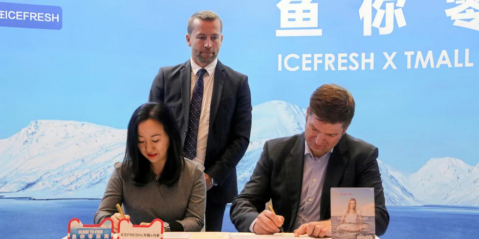 Joanna Zheng, administrerande direktør for Tmall Fresh og Johan Fredrik Dahle, grunnleggar og COO i Icefresh signerer avtale med Casper Freddie, comercial council frå den danske ambassaden i Kina, i bakgrunnen.