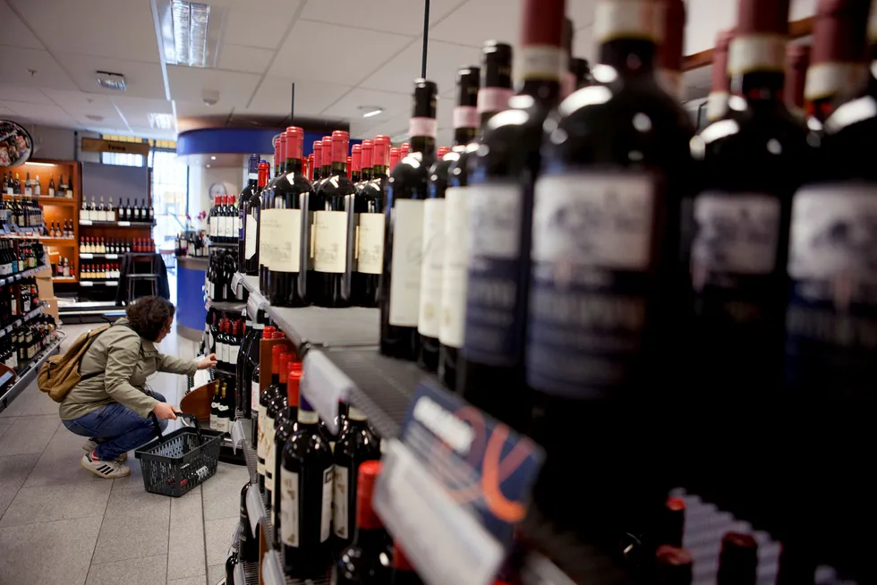 Helsedirektoratet har gjort en vurdering av merkingen av alkoholholdige varer på vinmonopol og taxfree-butikker. Konklusjonen er at merkelappen «nyhet» er i strid med forbudet mot alkoholreklame.