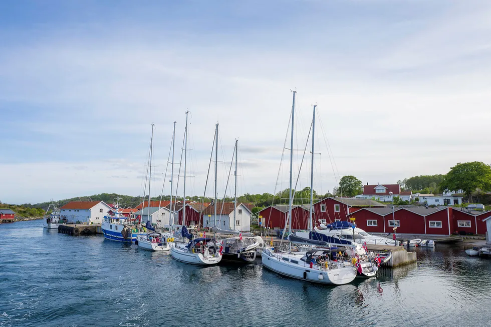 Norske seilbåter fortøyd ved Korshamn på Sør-Koster på Kosterøyene utenfor Strömstad i Sverige.