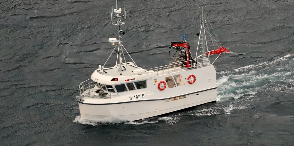 Hybridsjarken «Våje» som tilhører Stig Arne Johnsen. På tur fra Selfa avdeling Rødskjær. Båten, en Selfa Max, blir rigget for garn- og linefiske, og er 10,99 meter lang og 4,3 meter bred.
