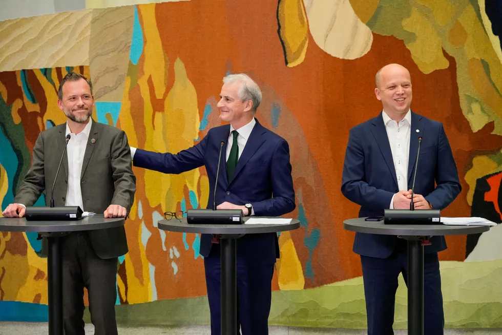 God stemning blant budsjettpartnerne. Statsminister Jonas Gahr Støre fra Arbeiderpartiet, flankert av Trygve Slagsvold Vedum (til høyre) fra Senterpartiet og Audun Lysbakken fra SV.