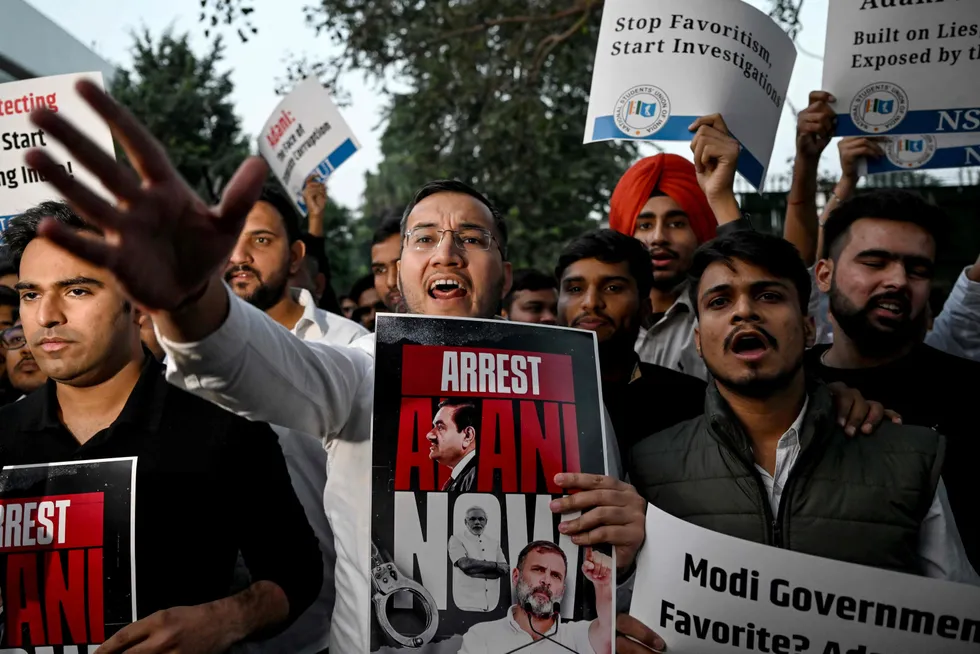 Aktivister fra studentorganisasjonen NSUI protesterte i New Delhi på torsdag med krav om arrestasjon av Gautam Adani etter anklager om korrupsjon og bestikkelser fremsatt av amerikanske påtalemyndigheter.