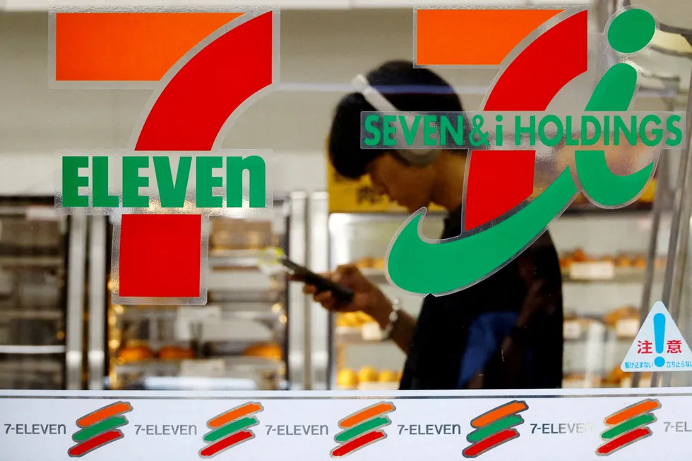 Den japanske detaljhandelsgruppen Seven & i Holdings avviste fredag et nesten 40 milliarder dollar bud fra den kanadiske detaljhandelsgiganten Alimentation Couche-Tard. Selskapet eier 7-Eleven i Japan.