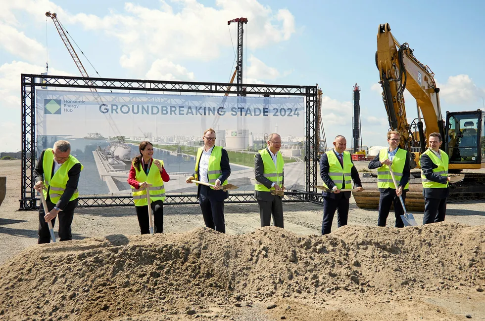 Politicians and executives at the groundbreaking ceremony, including HEH CEO Jan Themlitz (far left), Lower Saxony minister-president Stephan Weil (fourth left) and Czech industry and trade minister Jozef Sikela (third right).