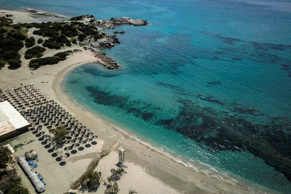 En tom strand ved kysten utenfor den greske hovedstaden Hellas. Bildet ble tatt i april.(