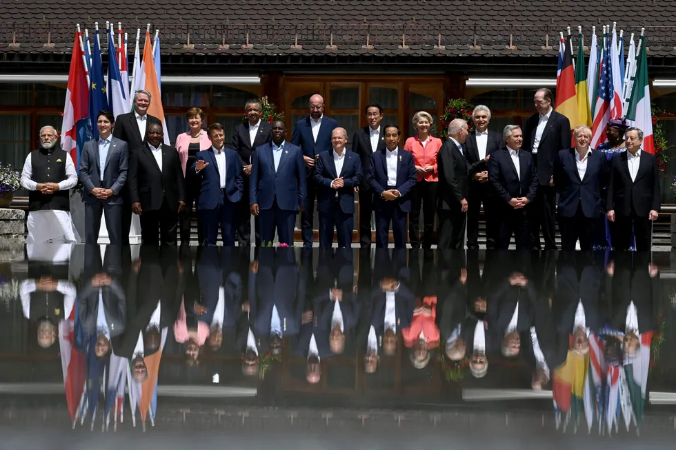 Lederne i G7-landene, pluss inviterte gjester, under møtet i Tyskland søndag.