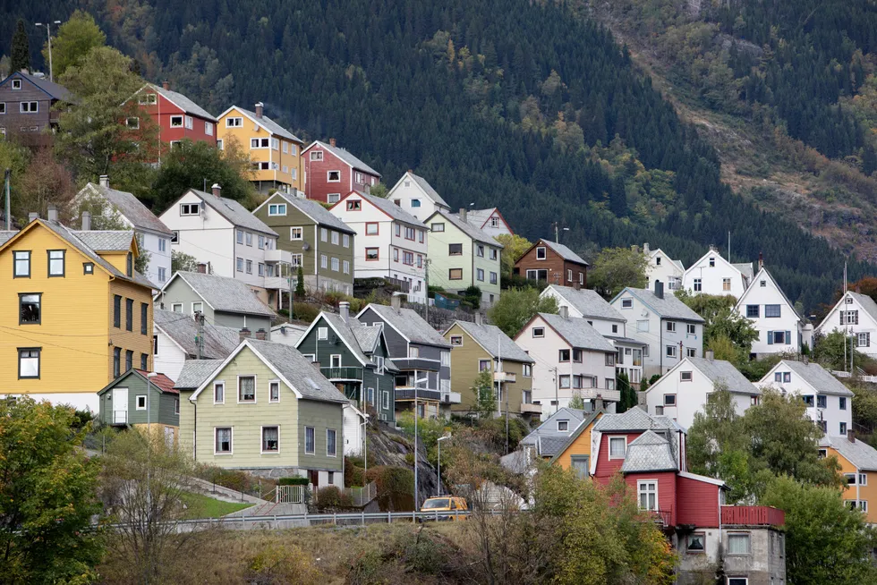 Vanlige boligeiere må vel også reddes fra negativ egenkapital? spør Øyvind Thomassen.