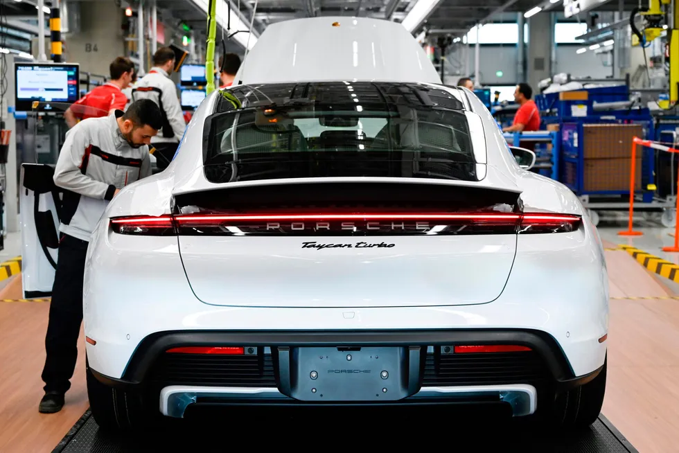 Porsches nye elbilmodellen Taycan er en suksess. Her fra produsentens fabrikk i Stuttgart i Tyskland.