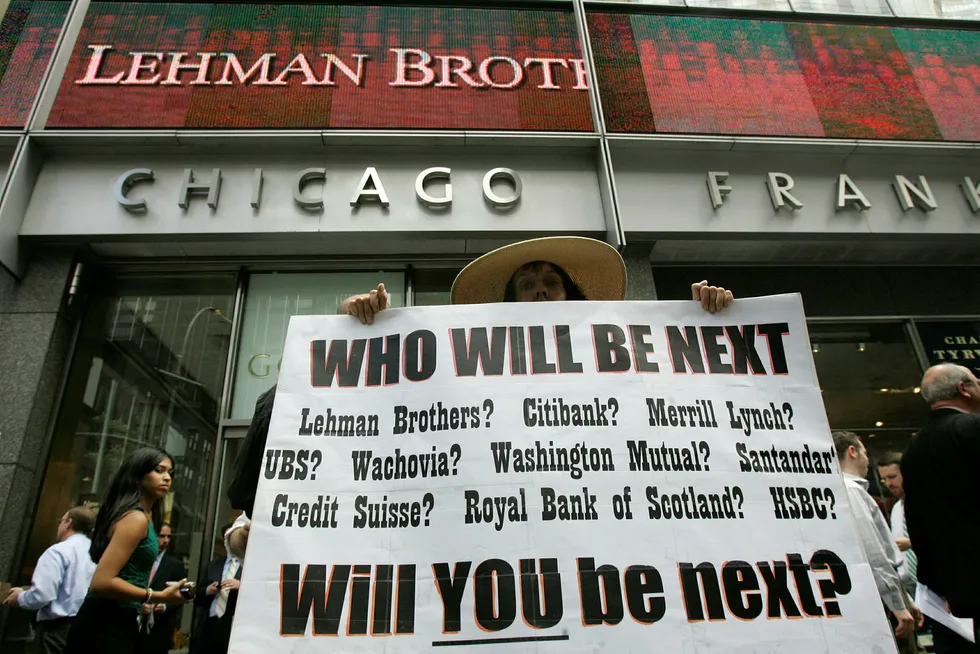 Stemningsbilde utenfor Lehman Brothers' hovedkontor i New York den 15. september 2008, dagen banken gikk konkurs og sendte verden ut i kaos.