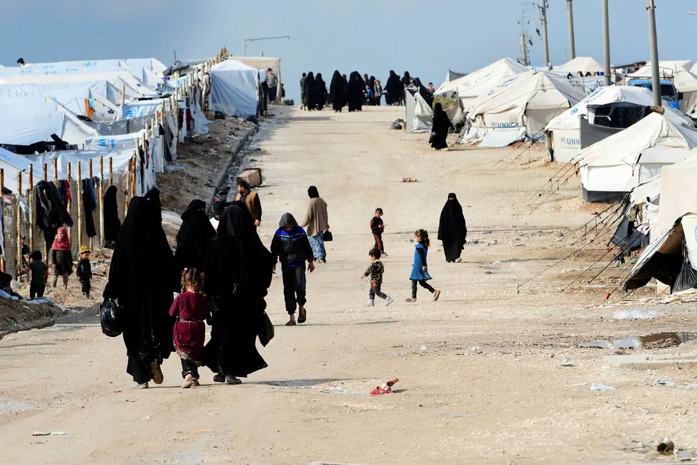 Kvinner og barn av IS-krigere er samlet i leieren al-Hol nord i Syria. Det er en vesentlig forskjell på å ha en rett til å reise inn i Norge og aktivt bli hentet av norske diplomater, skriver Janne Haaland Matlary.
