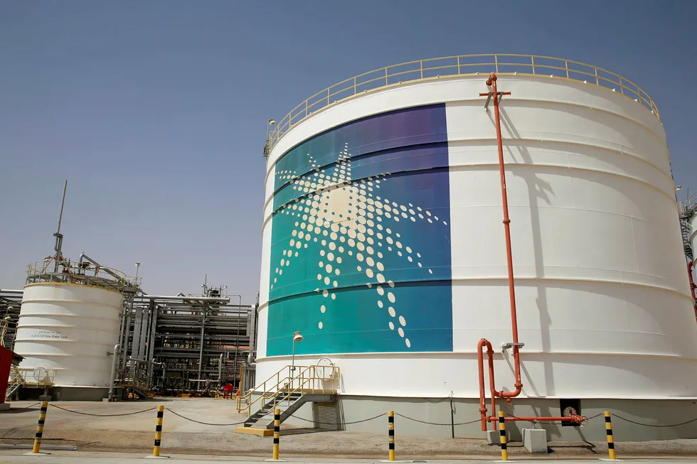 En oljetank tilhørende Saudi Aramco ved oljefeltet Shaybah.