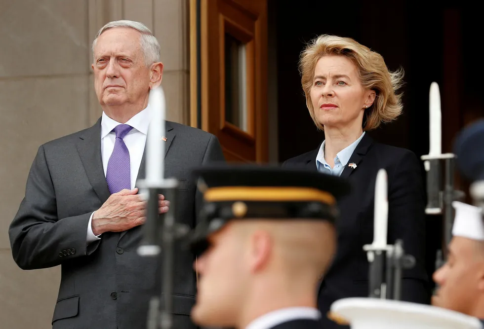 USAs forsvarsminister Jim Mattis sammen med Tysklands forsvarsminister Ursula von der Leyen hos Pentagon. Foto: Kevin Lamarque/Reuters/NTB Scanpix