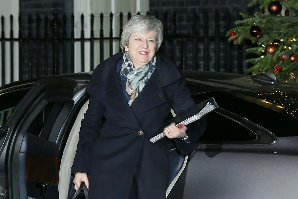 Statsminister Theresa May fortsetter. Her ankommer hun onsdag statsministerboligen i 10 Downing Street, der hun fortsatt blir boende.