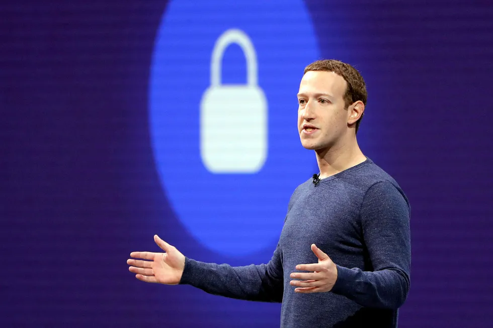 Facebook-sjef Mark Zuckerberg må se at aksjekursen i selskapet han starter stuper på børsen mandag.