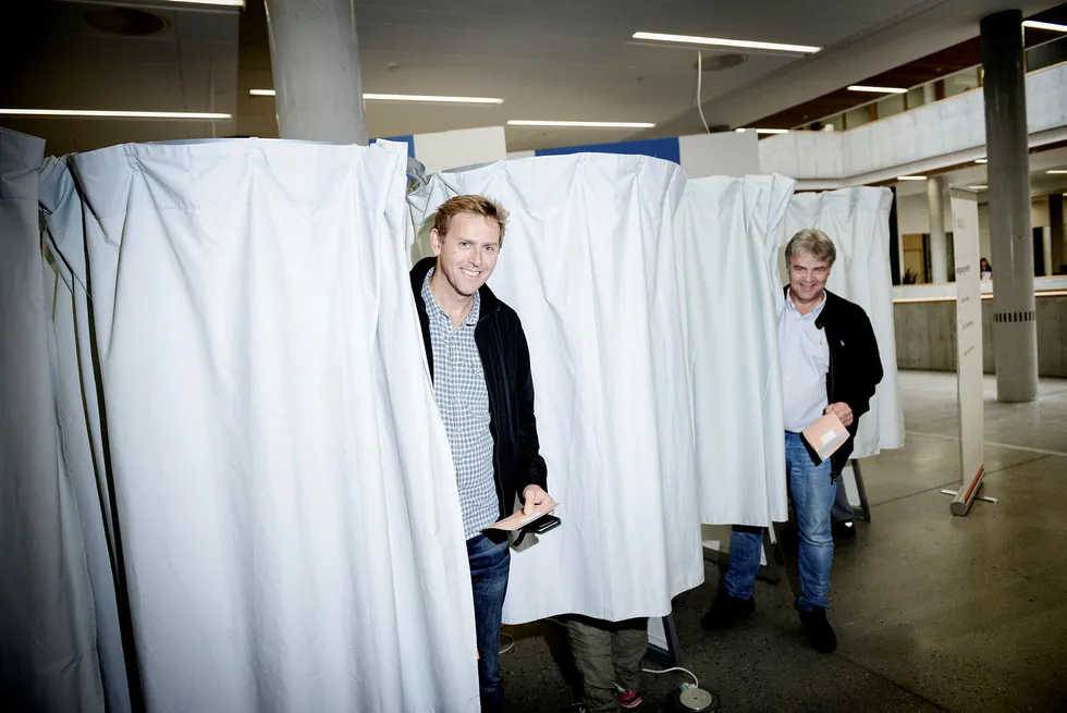 Reidar Dahlmann (til venstre) og Aksel Andersen i Bico Bygg og Innredning i Kristiansand leverer alt av valgmateriell til kommunene foran stortingsvalget. Men det er produsert i et land som ikke akkurat er kjent for å la folket bestemme. Foto: Jacob Buchard
