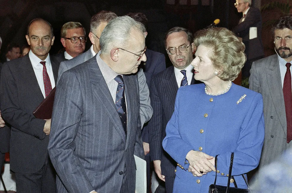 Margaret Thatcher i samtale med Jerzy Lukaszewski, leder for College of Europe i den belgiske byen Brugge den 20 september 1988. Kvelden etter brukte Thatcher talerstolen i collegets aula for holde en tordentale mot EU. En tale som på mange måter var starten på dagens brexit-prosess.