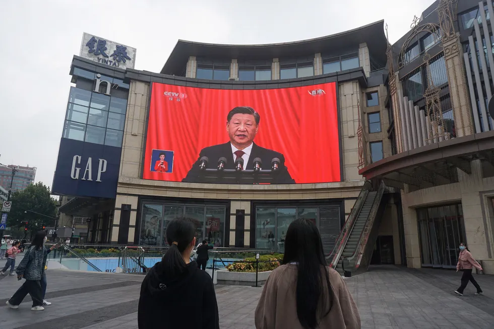 President Xi Jinpings tale til partikongressen ble sendt direkte på tv, strømmetjenester og på storskjermer over hele Kina. De økonomiske strategiene og politikken frem mot 2049, da Folkerepublikken Kina feirer 100 år, legges i disse dager. Her fra Hangzhou i Zhejiang-provinsen.