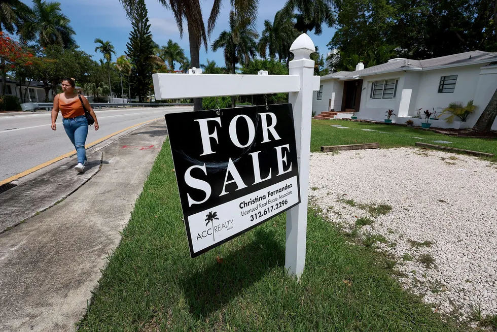 Flere amerikanere ber om boliglån i banken. Her fra Miami i Florida.