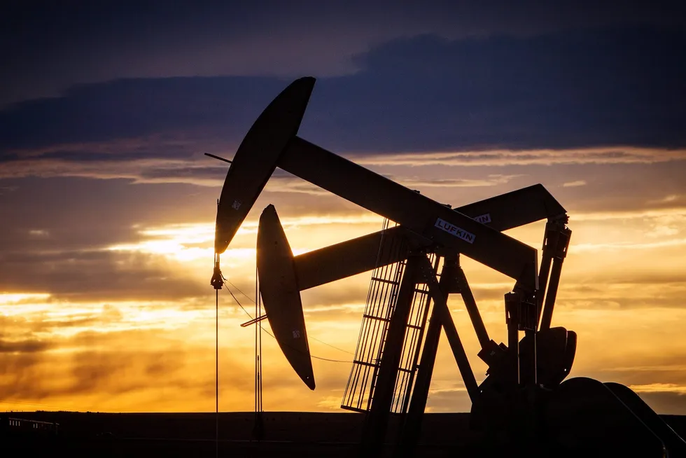 Her to nikkepumper på en av Bakken-feltets brønner i Williston, Nord- Dakota. Foto: Ørjan F. Ellingvåg