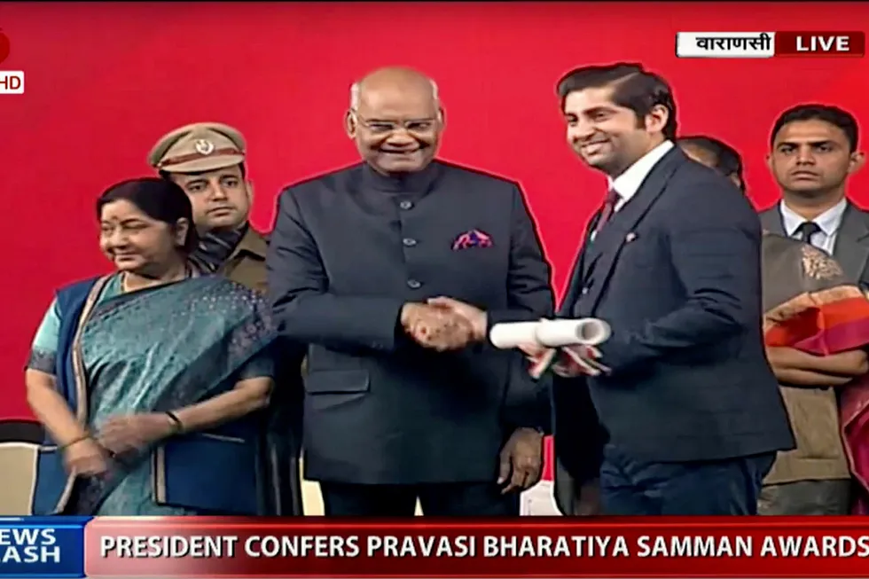 Stortingsrepresentant Himanshu Gulati (Frp) (til høyre) ble tildelt den indiske Diaspora-prisen av Indias president Ram Nath Kovind i januar 2019. Myndighetene dekket både flybilletter og hotell for Gulati.