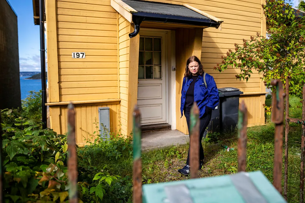 Den gamle kommunale villaen med egen brygge ved Oslofjorden har stått til forfall og vært ubebodd i over to år. Anne Rita Andal i leieboerforeningen mener kommunen heller burde prioritert vedlikehold i stedet for å ta konsernbidrag fra Boligbygg.