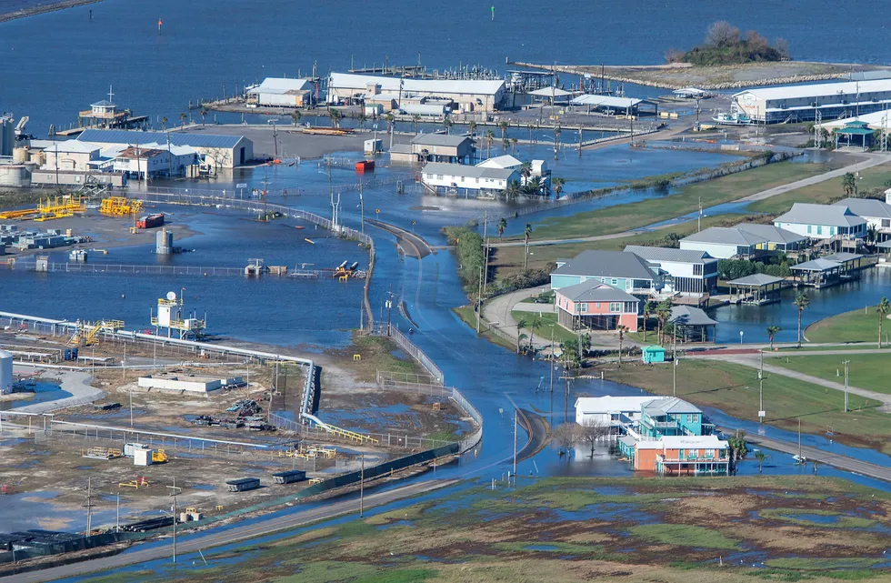 Landområder og veier sto under vann i Grand Isle i Louisiana etter at orkanen Zeta hadde passert området torsdag.
