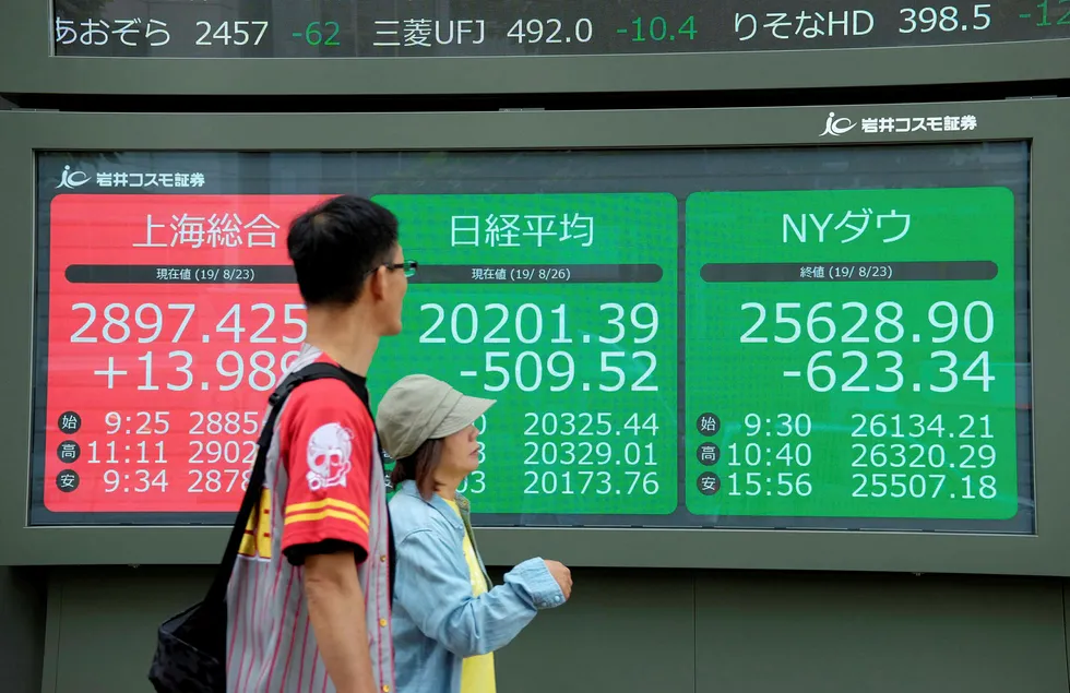 Nikkei-indeksen ved Tokyo-børsen falt med 2,6 prosent da den åpnet mandag morgen. Også i resten i Asia er det en bred nedgang etter den siste opptrappingen i handelskrigen mellom USA og Kina.
