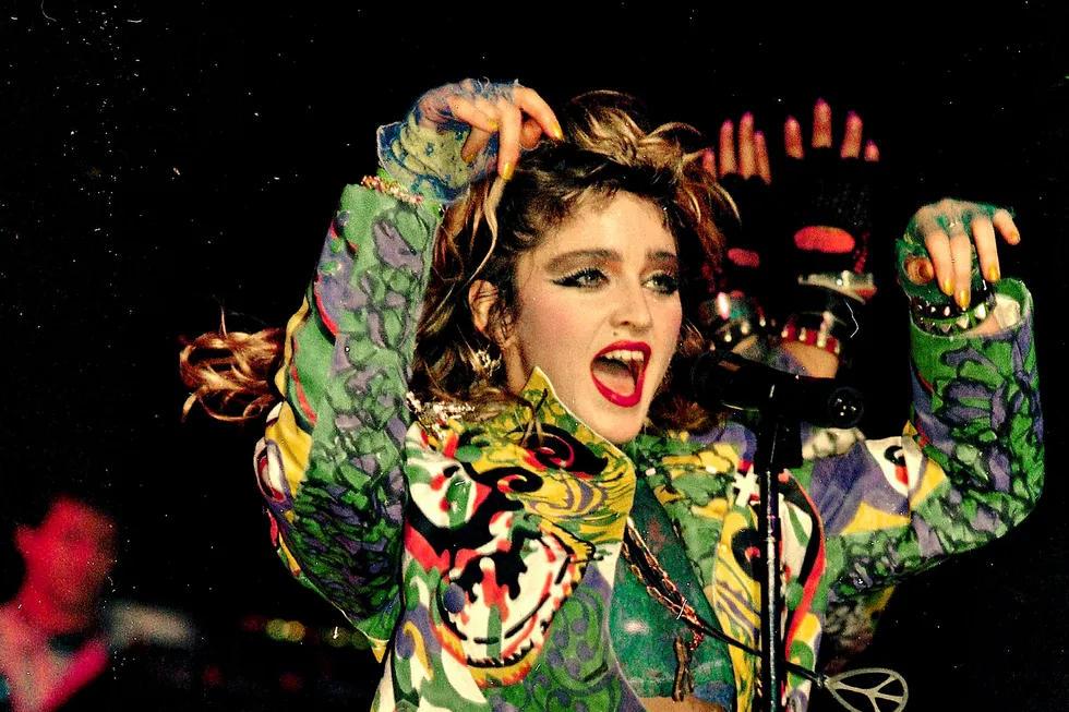Anno 1985. Madonna har vært et ikon og en verdensstjerne i 35 år og opp gjennom årene har stilbyttene vært hyppige og omvekslende. Her står hun på på scenen i Radio City Music Hall i New York i 1985.