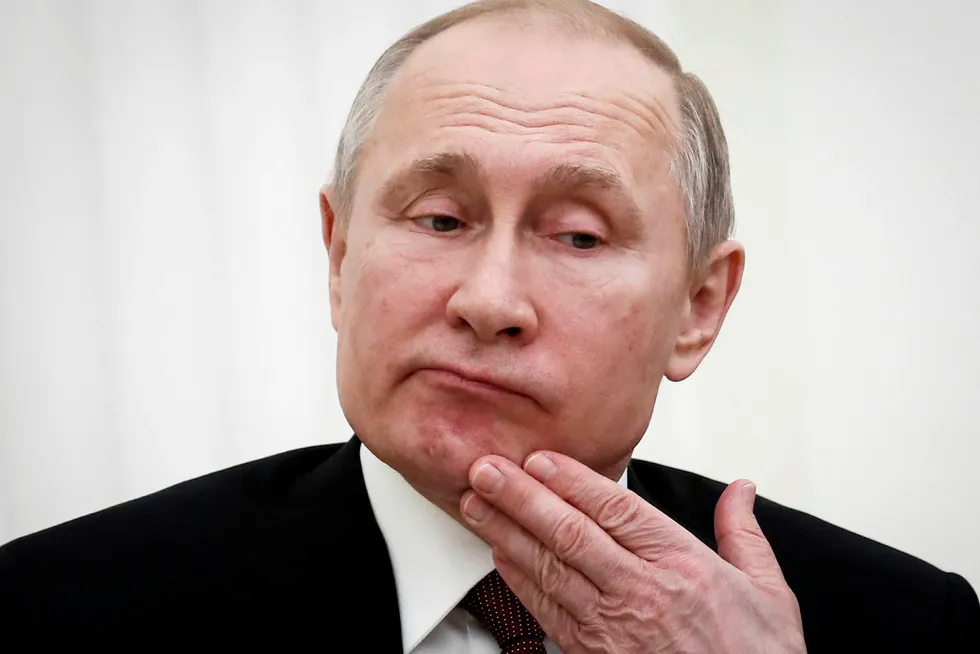 Et opprør mot president Vladimir Putin fra hans trofaste elite vil etterlate ham få ben å stå på.
