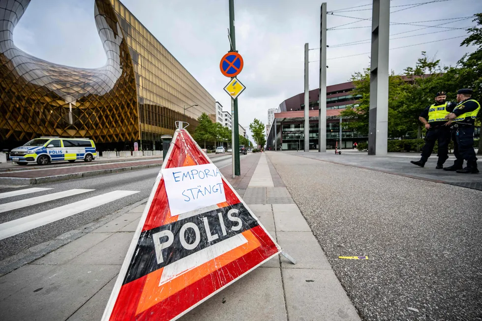 En mann ble drept, en kvinne såret og en 15-åring er arrestert etter skyting på et shoppingsenter i Malmö fredag.