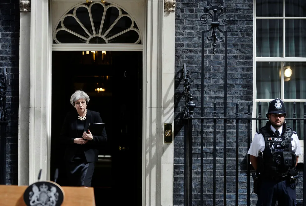 Desto mer britiske velgere får se av statsminister Theresa May, desto dårligere ser det ut til at de liker henne. Foto: Hannah McKay/Reuters/NTB Scanpix