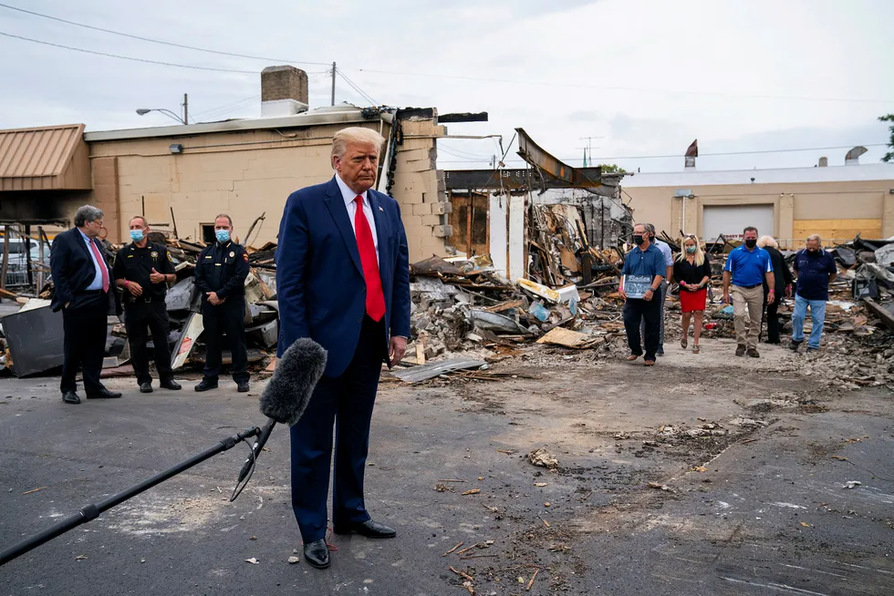 President Donald Trump inspiserer ødeleggelser i Kenosha i Wisconsin. Frykt for lovløshet gir presidenten økt oppslutning.
