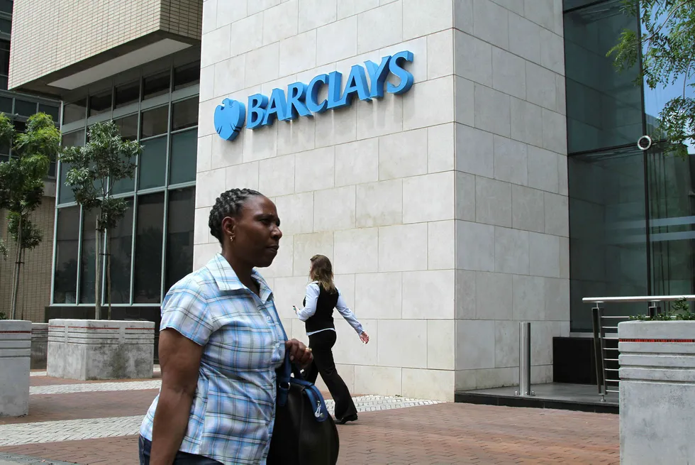 Vestlige banker forlater fattige land, ikke minst i Afrika. Barclays Bank vedtok for eksempel nylig å selge sine banker i Afrika etter å ha vært aktiv der i 100 år. Her fra Johannesburg i Sør-Afrika. Foto: Dean Hutton/Bloomberg