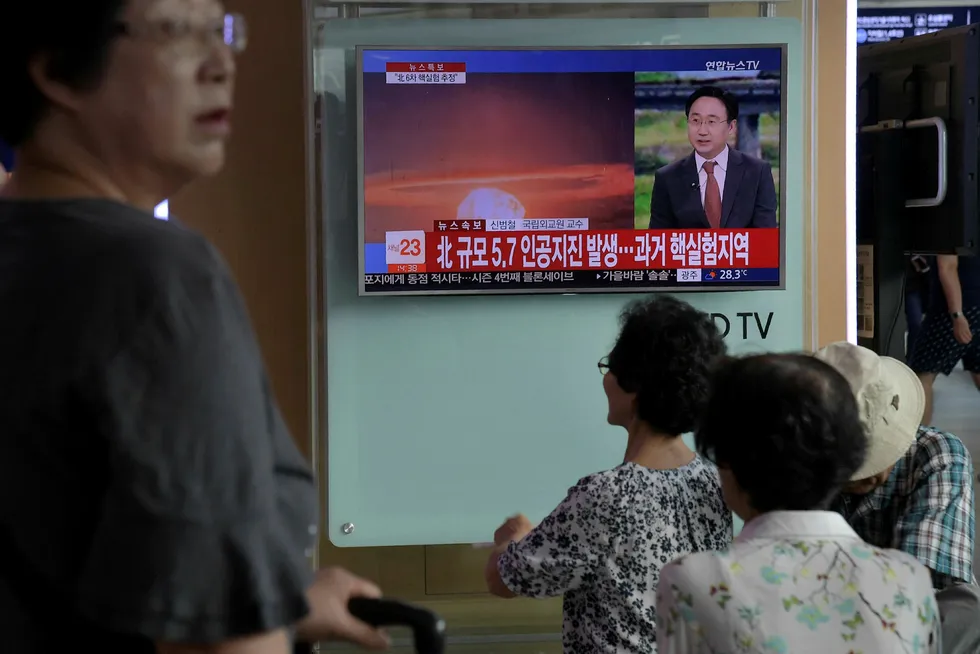 Folk ser på en tv-nyheter om Nord-Koreas siste kjernefysiske prøvesprengning på en togstasjon i Sør-Koreas hovedstad Seoul, morgenen 3. september 2017. Foto: ED JONES