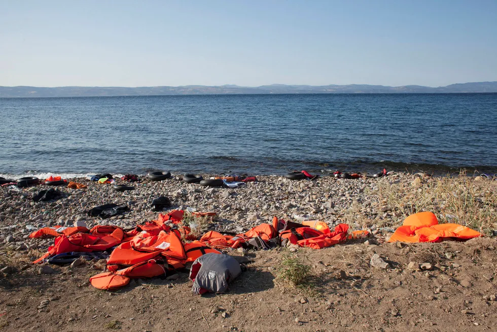 Hellas i 2015: Rester av svømmevester og svarte gummibåter som er blitt punktert rett før flyktninger og immigranter har ankommet land. Foto: Brian Cliff Olguin