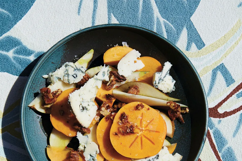 Blåtimen. Den utskjelte fruktsalaten er en av kokebokforfatter Alison Romans favorittoppskrifter. Her representert ved komboen sharonfrukt og blåmuggost. Foto: Michael Graydon & Nikole Herriott